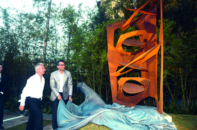 Excel Group devela escultura del maestro Fernando Varela