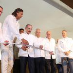 Principal el presidente Danilo Medina corta la cinta junto a los propietarios y ejecutivos del hotel