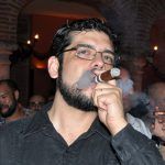 Miguel-Macias-disfruta-un-cigarro