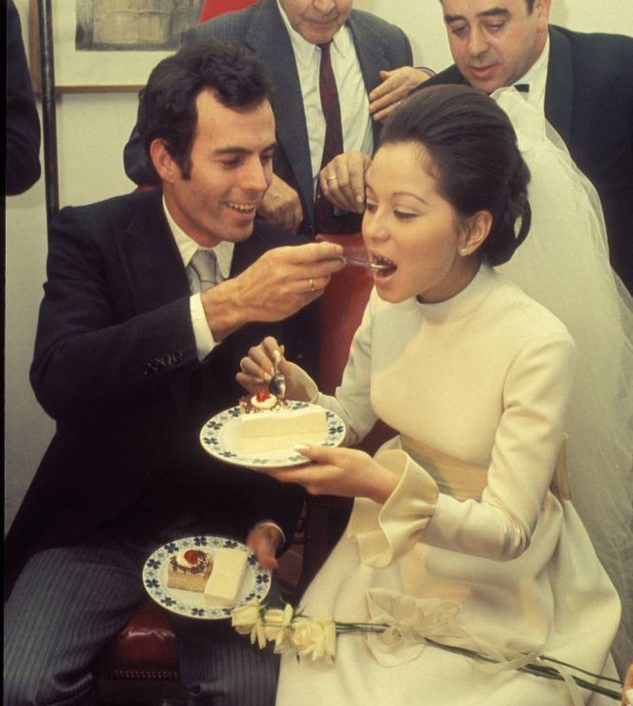 En la imagen Julio Iglesias e Isabel Preysler durante su boda en 1971. scaled