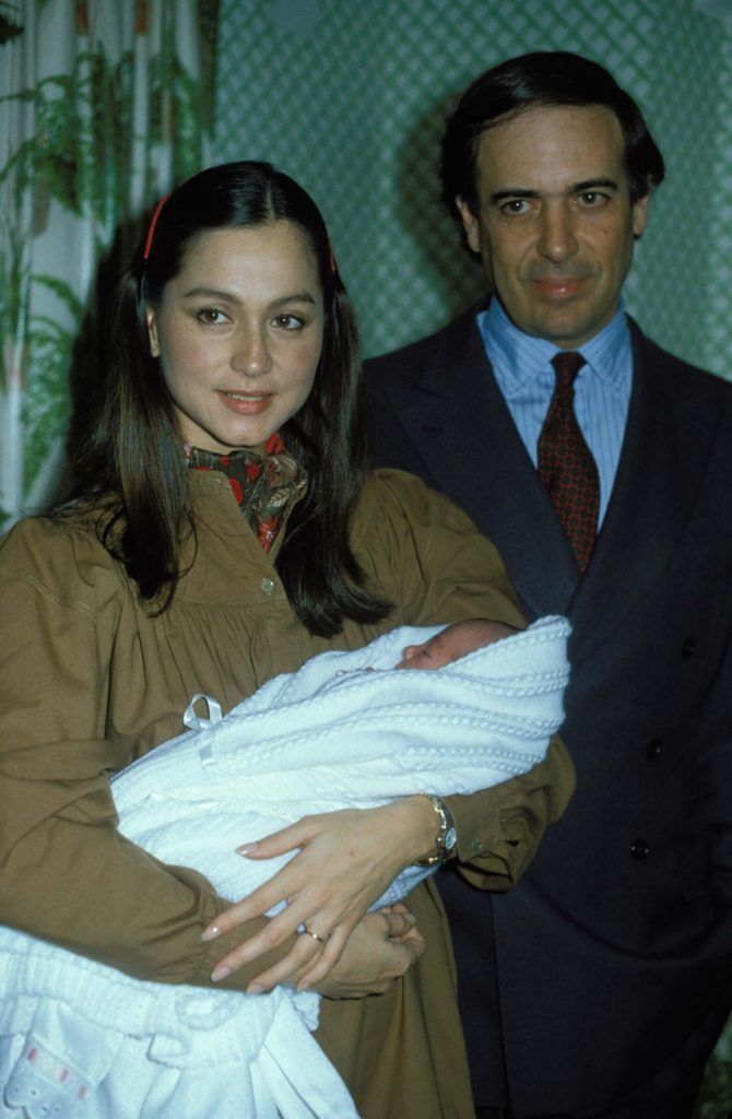 Isabel Preysler con su hija Tamara Falcó en brazos y su marido el marqués de Griñón en 1981.RP GTRES scaled