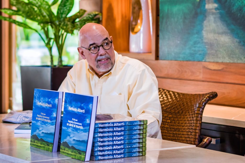 Herminio Alberti es el autor del libro El Dia que Republica Dominicana se abrio al Mundo