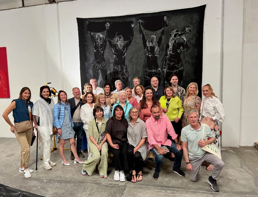 Grupo del Tate junto al curador Tobias Ostrander en estudio de Tania Candiani Mexico